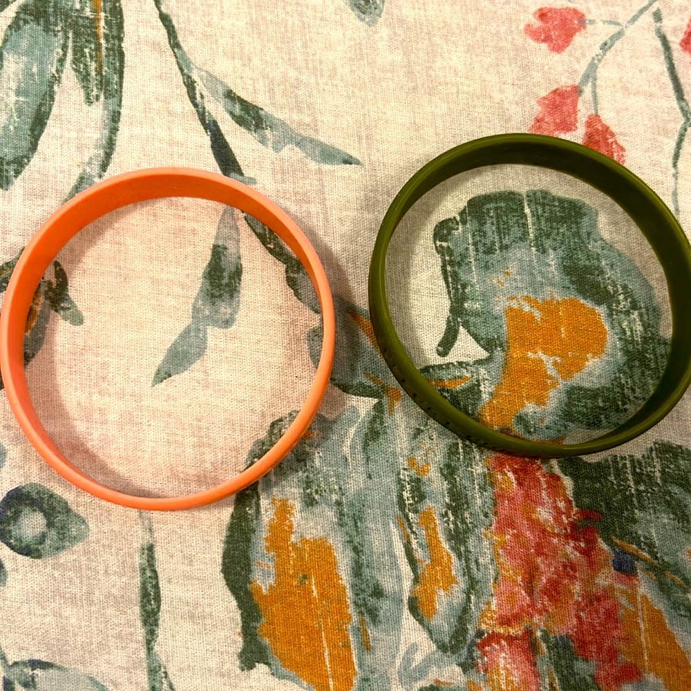 2 Bracelets